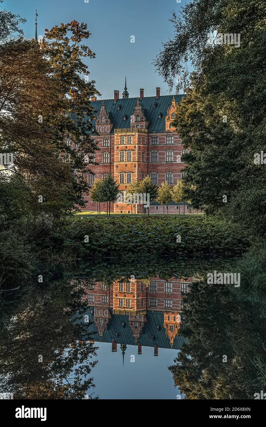 Il castello reale di Frederiksborg nei boschi si riflette in un laghetto lucido a specchio, Hillerod, Danimarca, 17 ottobre 2020 Foto Stock