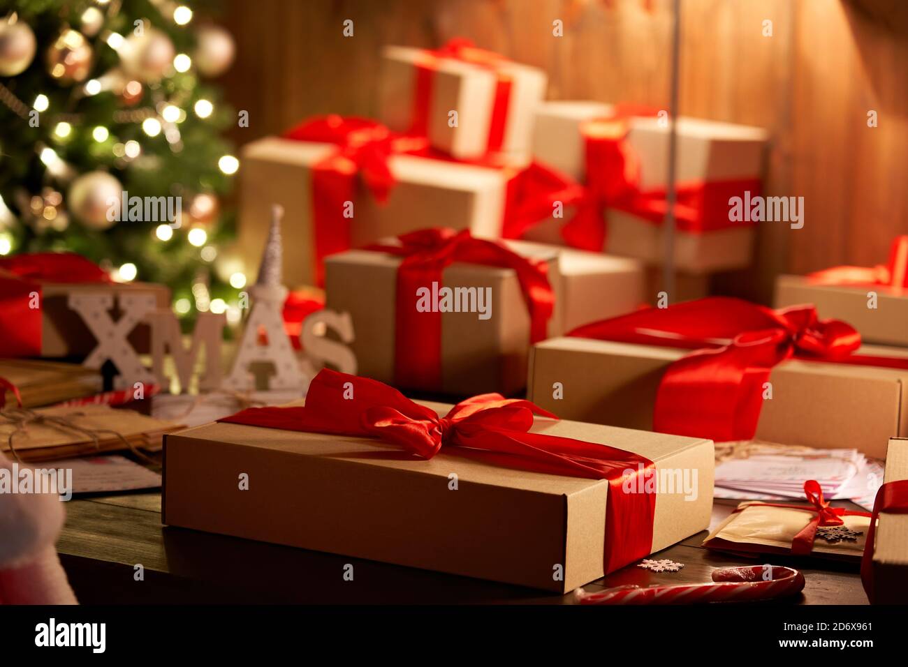 Scatola regalo di Natale su tavolo decorato xmas in laboratorio accogliente Santa. Foto Stock