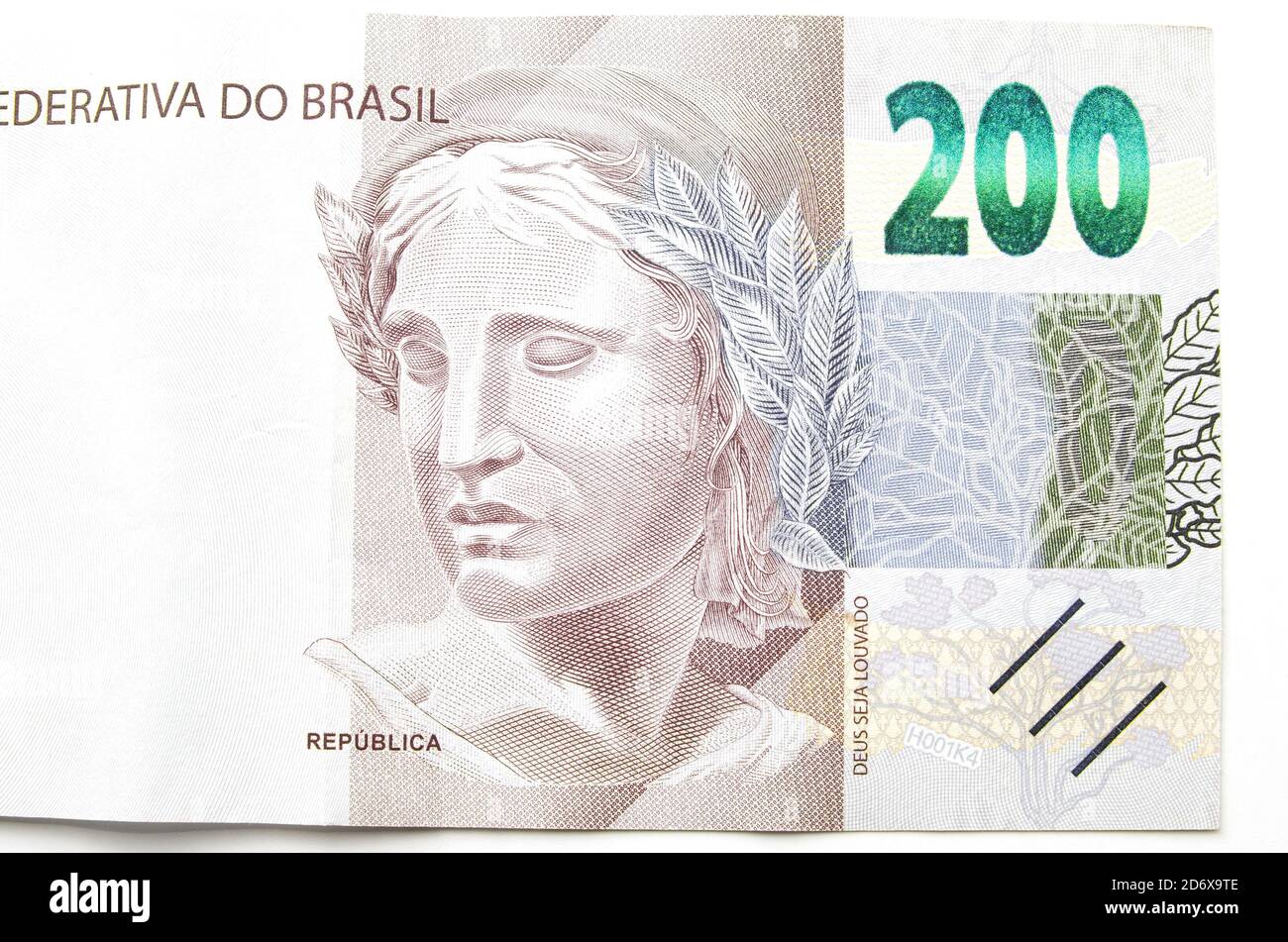 Primo piano alle duecento banconote reali provenienti dal Brasile. Brasiliano 200 reais brl. Anteriore, nota reale isolata su bianco. Foto Stock