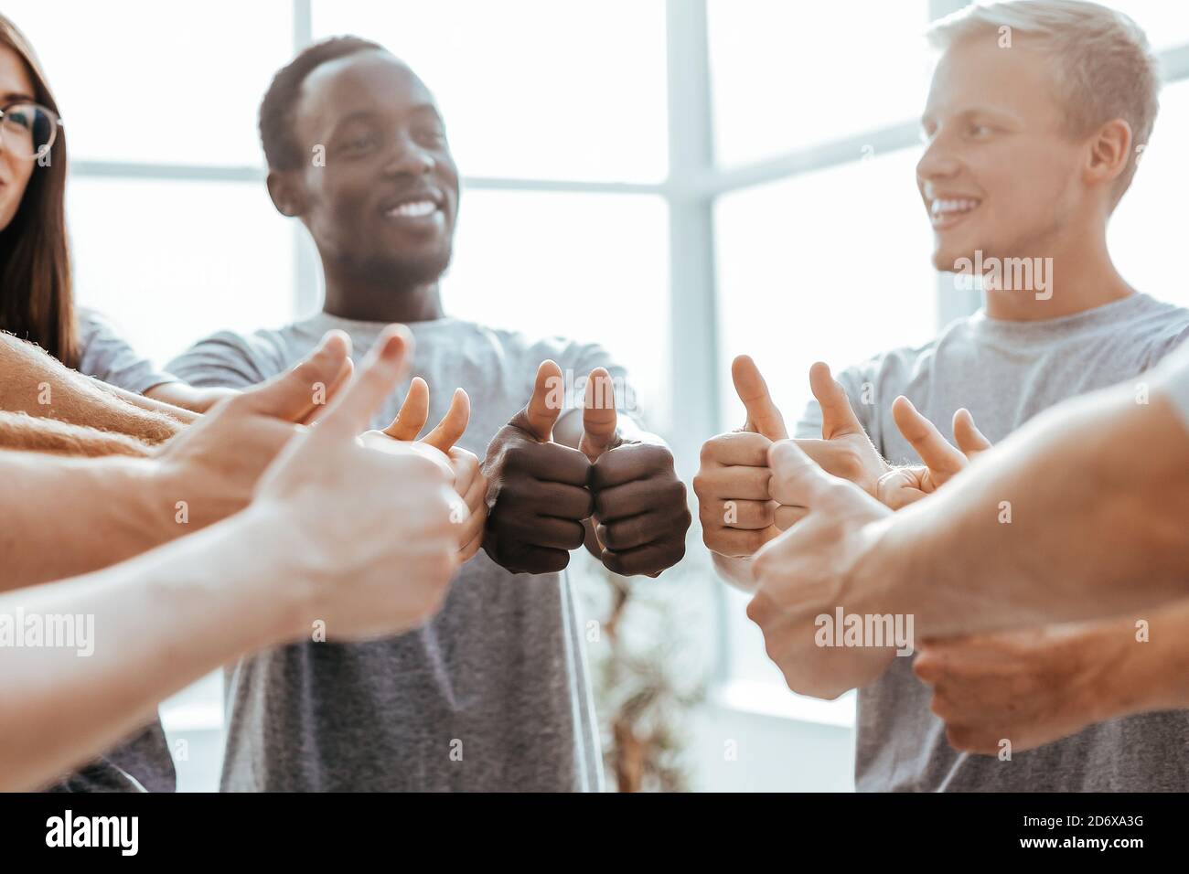 primo piano. gruppo di persone con la stessa mentalità che mostrano i pollici. Foto Stock