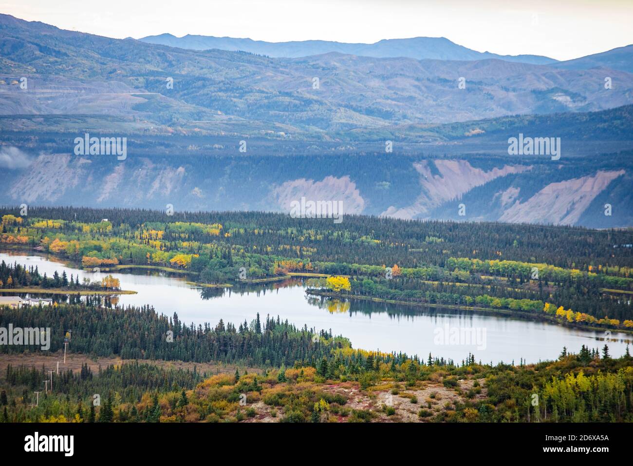 Vista aerea del paesaggio dell'Alaska in caduta dalle montagne destinazioni escursionistiche Foto Stock