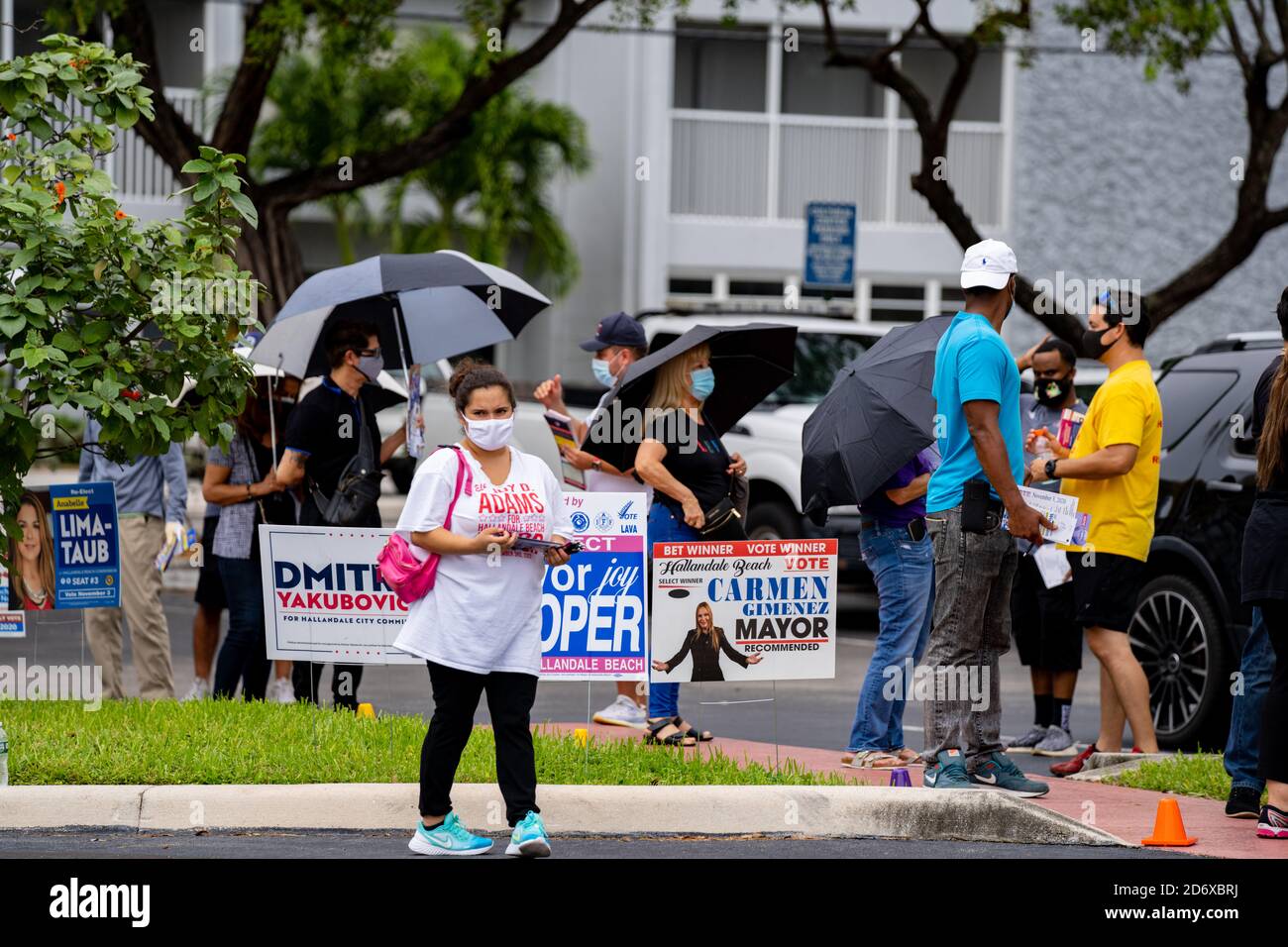 Persone in attesa di voto in linea Hallandale Florida Broward County Foto Stock