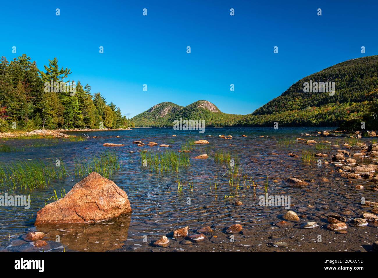 Vista dalla riva sul Jordan Pond verso le Bubbles Mountains, il Parco Nazionale di Acadia, Mount Desert Island, Maine Foto Stock