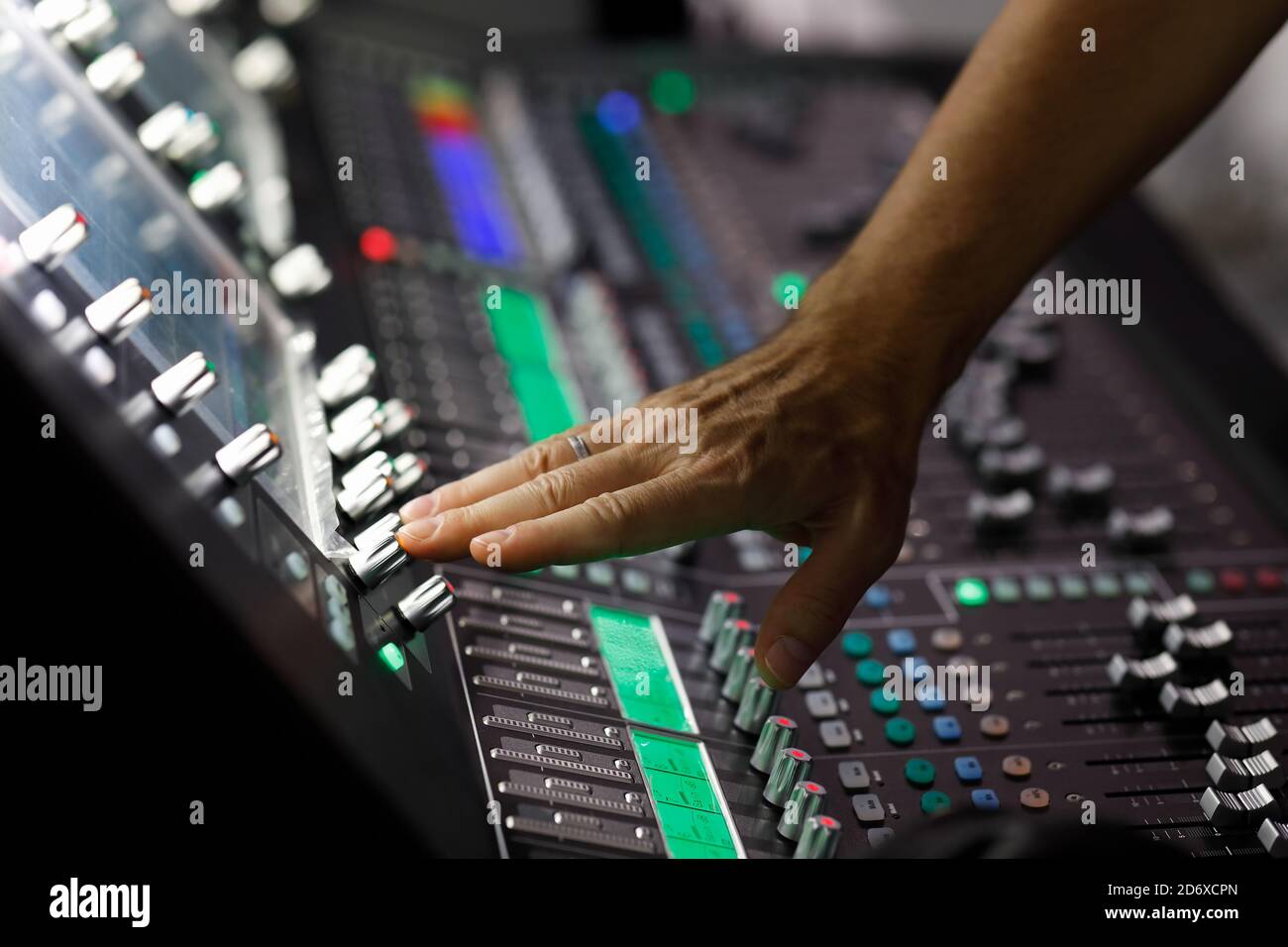 Operatore che lavora con il pannello di controllo del mixer audio. Messa a fuoco selettiva. Foto Stock