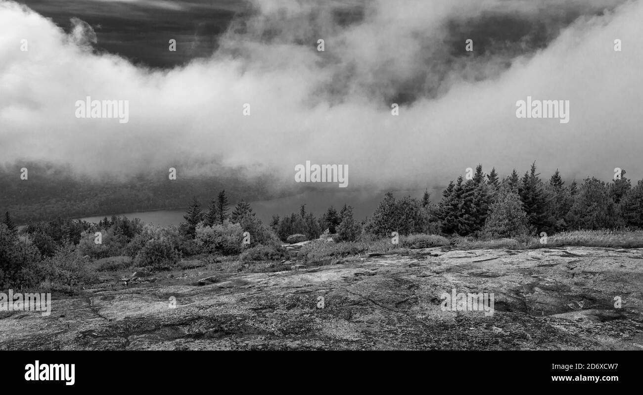 Heavy Fog nascondono la vista del lago Eagle da Cadillac Mountain, Acadia National Park, Maine Foto Stock