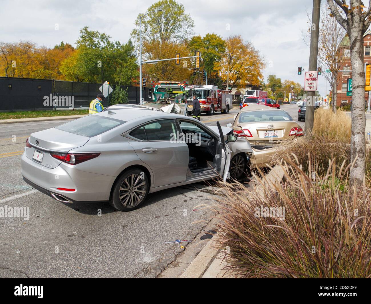 Oak Park, Illinois, Stati Uniti. 19 ottobre 2020. Il seguito di un incidente di auto multiple su Harlem Avenue a Ontario Street. L'incidente è stato causato dal conducente di un veicolo che ha accelerato verso sud nelle corsie dirette a nord verso il traffico in arrivo. Foto Stock