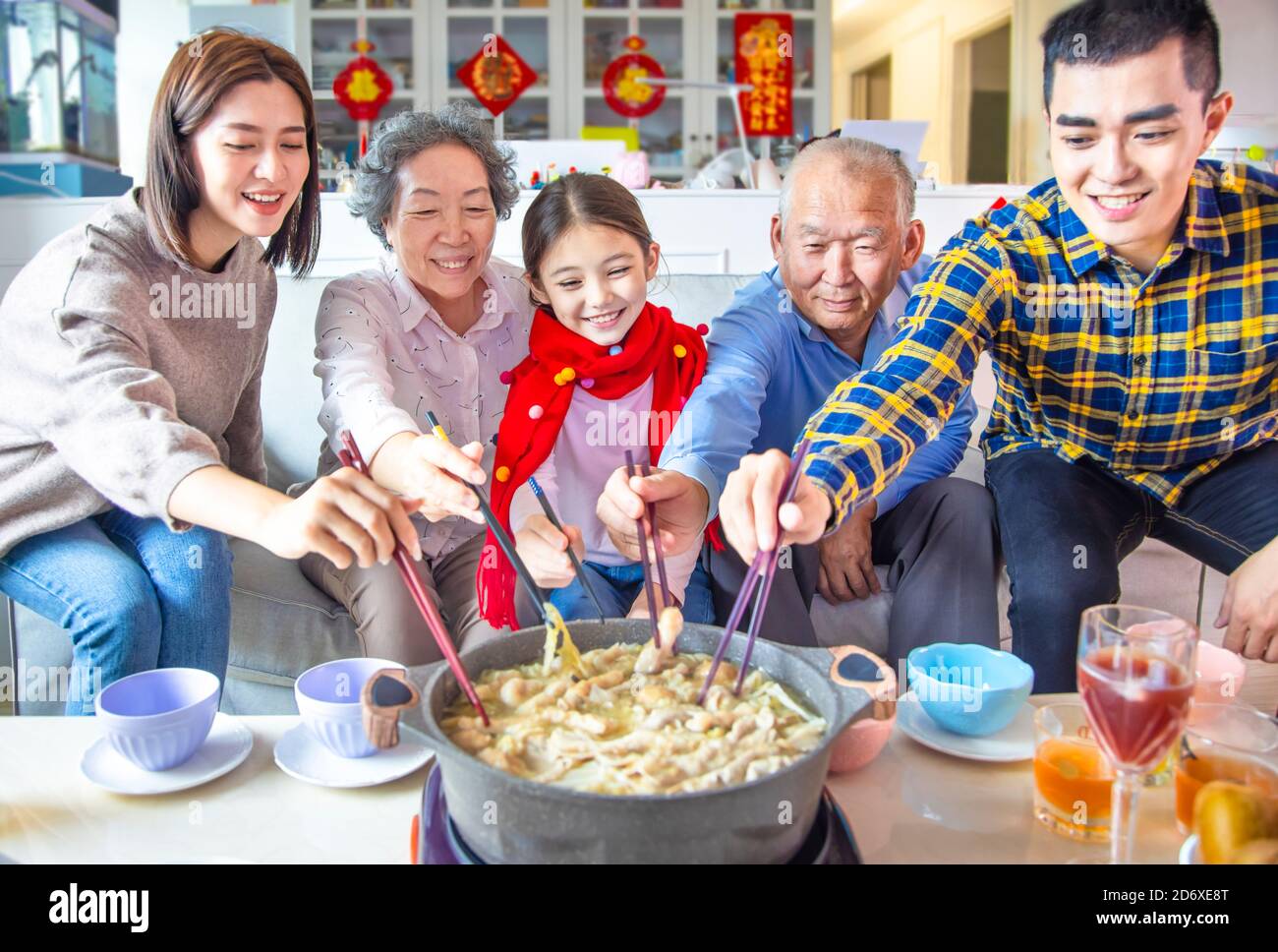 felice famiglia asiatica che cena e festeggia il nuovo anno cinese a casa Foto Stock