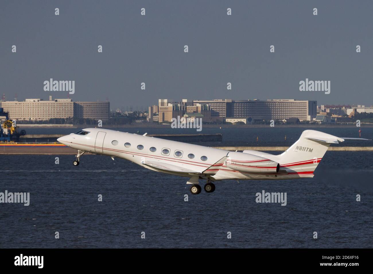 Un jet Gulfstream G650ER executive decollo dall'aeroporto Haneda di Tokyo, Giappone. Foto Stock