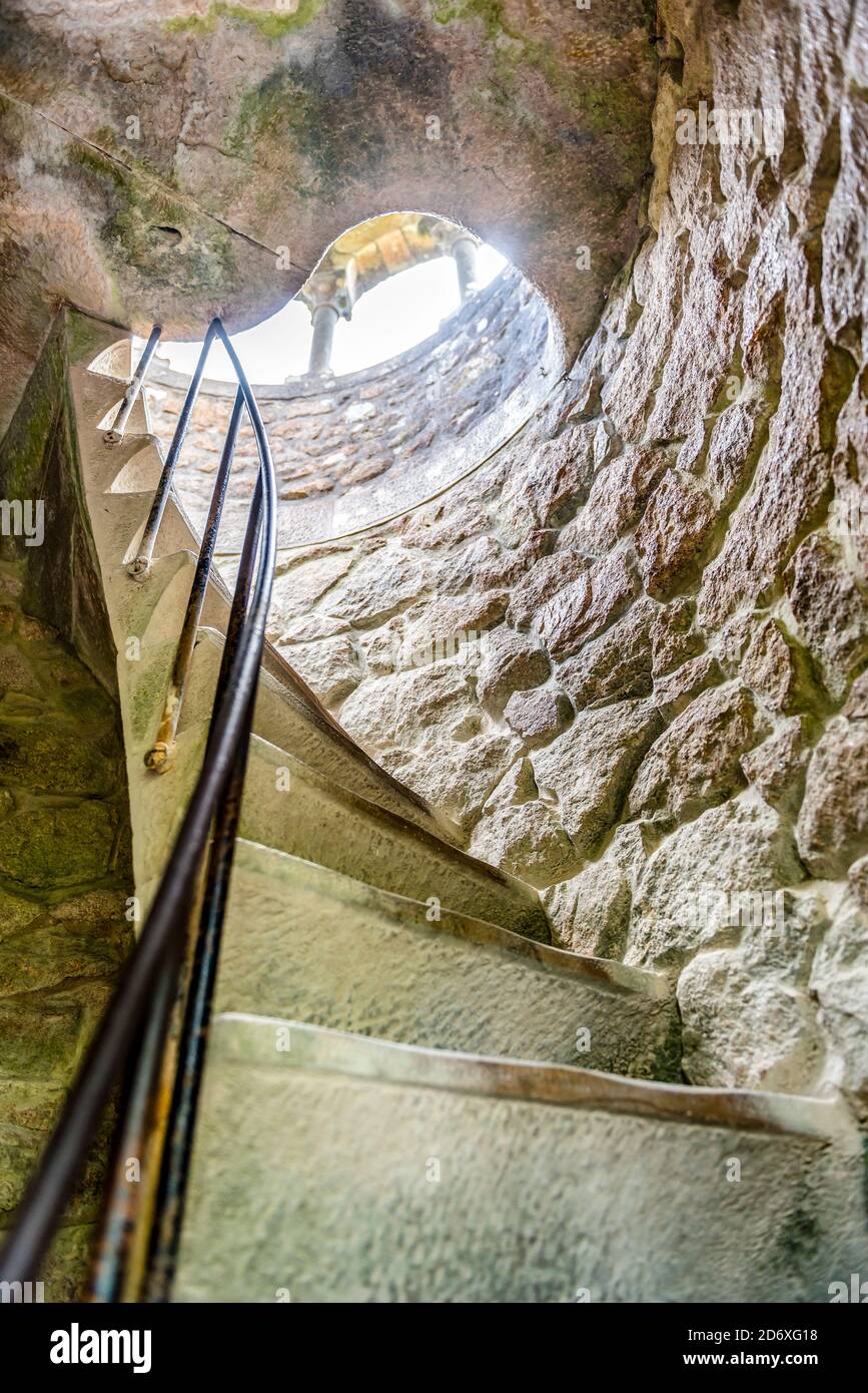 Una scala a chiocciola nella torre nel parco Quinta da Regaleira a Sintra, Portogallo Foto Stock