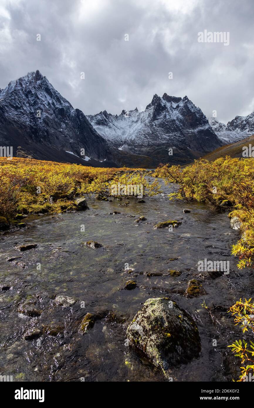 Fiume alpino panoramico e montagne in autunno giorno Foto Stock