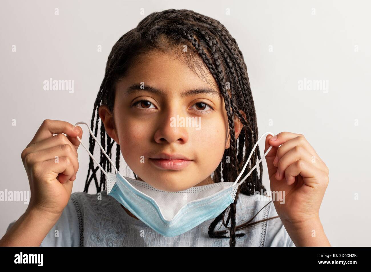 Ragazza che prende fuori una maschera facciale Foto Stock