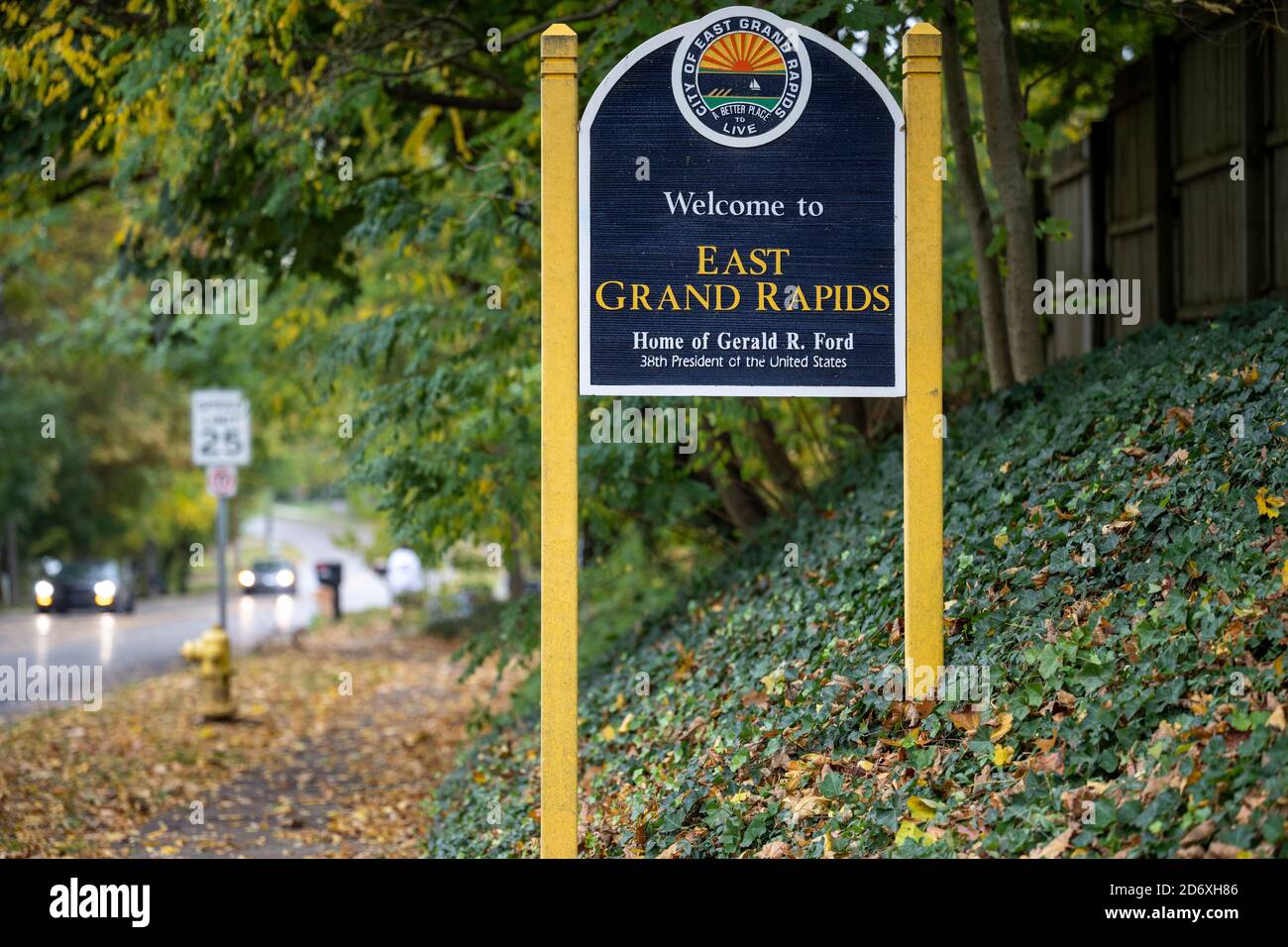 Un segno segna i confini della città di East Grand Rapids, casa di Gerald R Ford, il 38 ° presidente degli Stati Uniti. Foto Stock