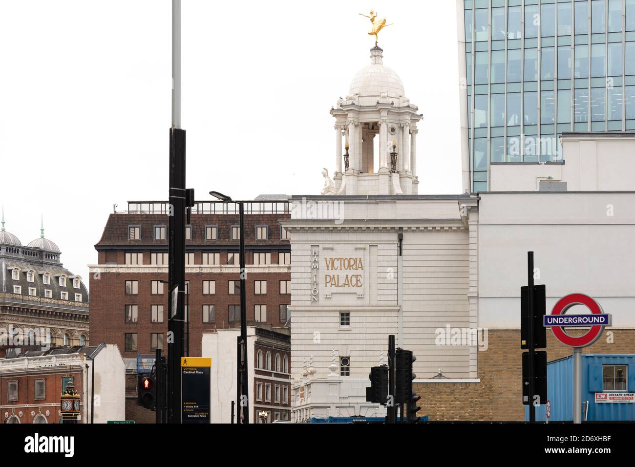 London Victoria Westminster Covid autobus e Red Boxes Foto Stock
