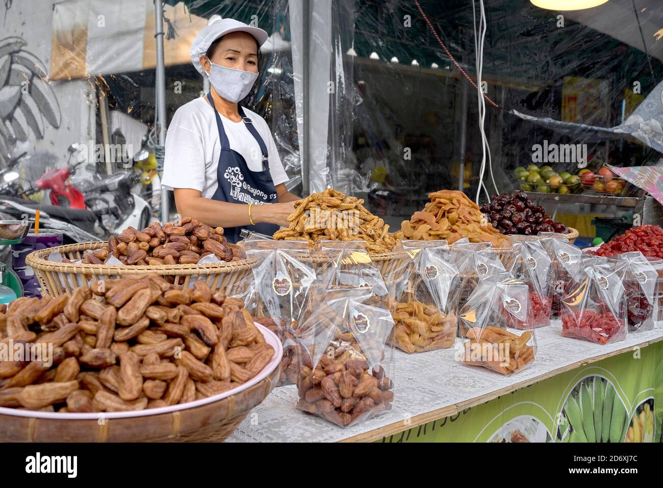 Thailand Street food stand con venditore di prodotti di frutta tra cui datteri, fichi e ciliegie maraschino. Foto Stock