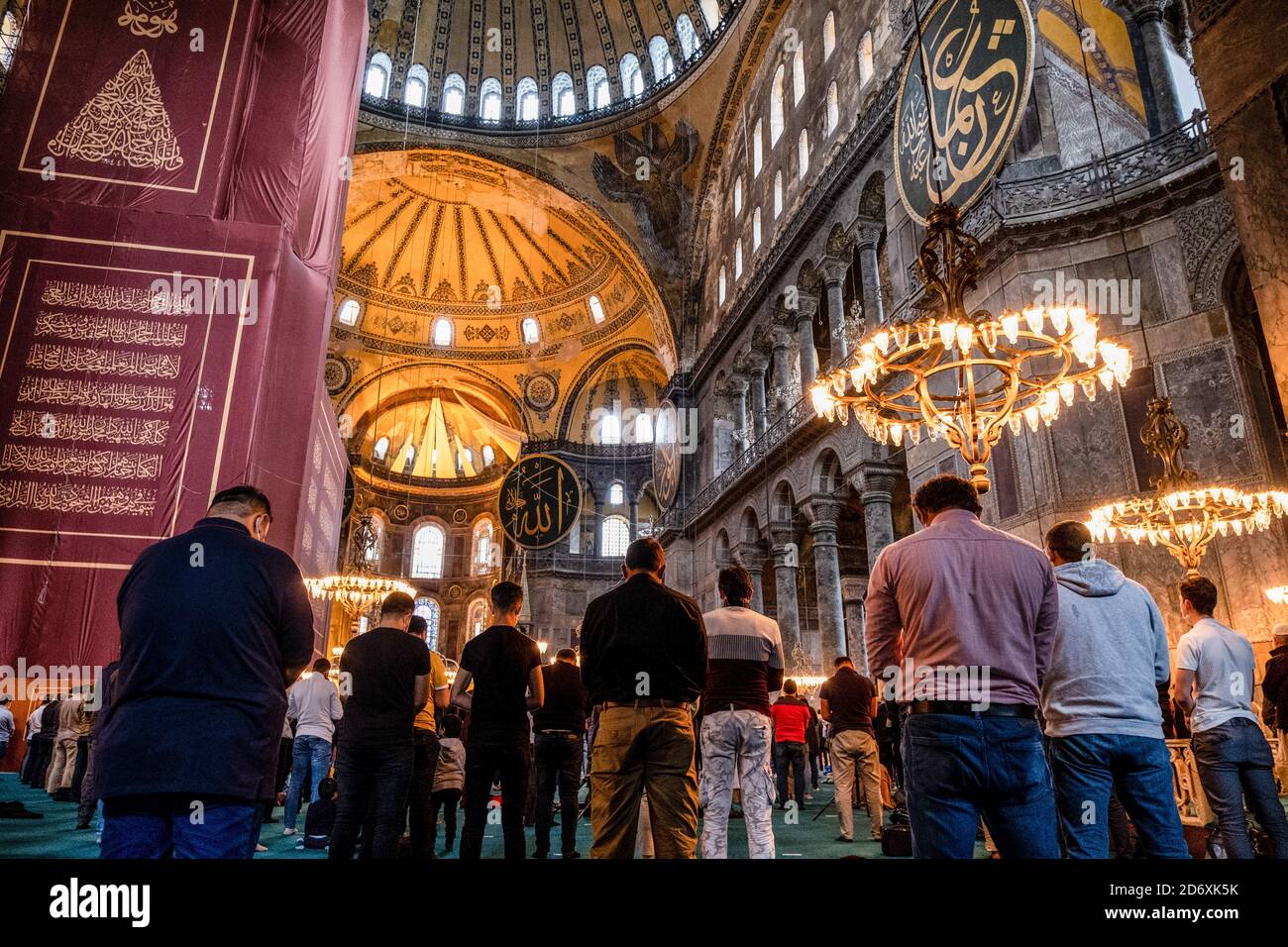 Istanbul, Turchia. 18 Ott 2020. La gente ha visto pregare alla moschea di Santa Sofia. A seguito della decisione del Consiglio di Stato turco del 10 luglio, lo status di museo è stato annullato e trasformato in moschea. Credit: SOPA Images Limited/Alamy Live News Foto Stock