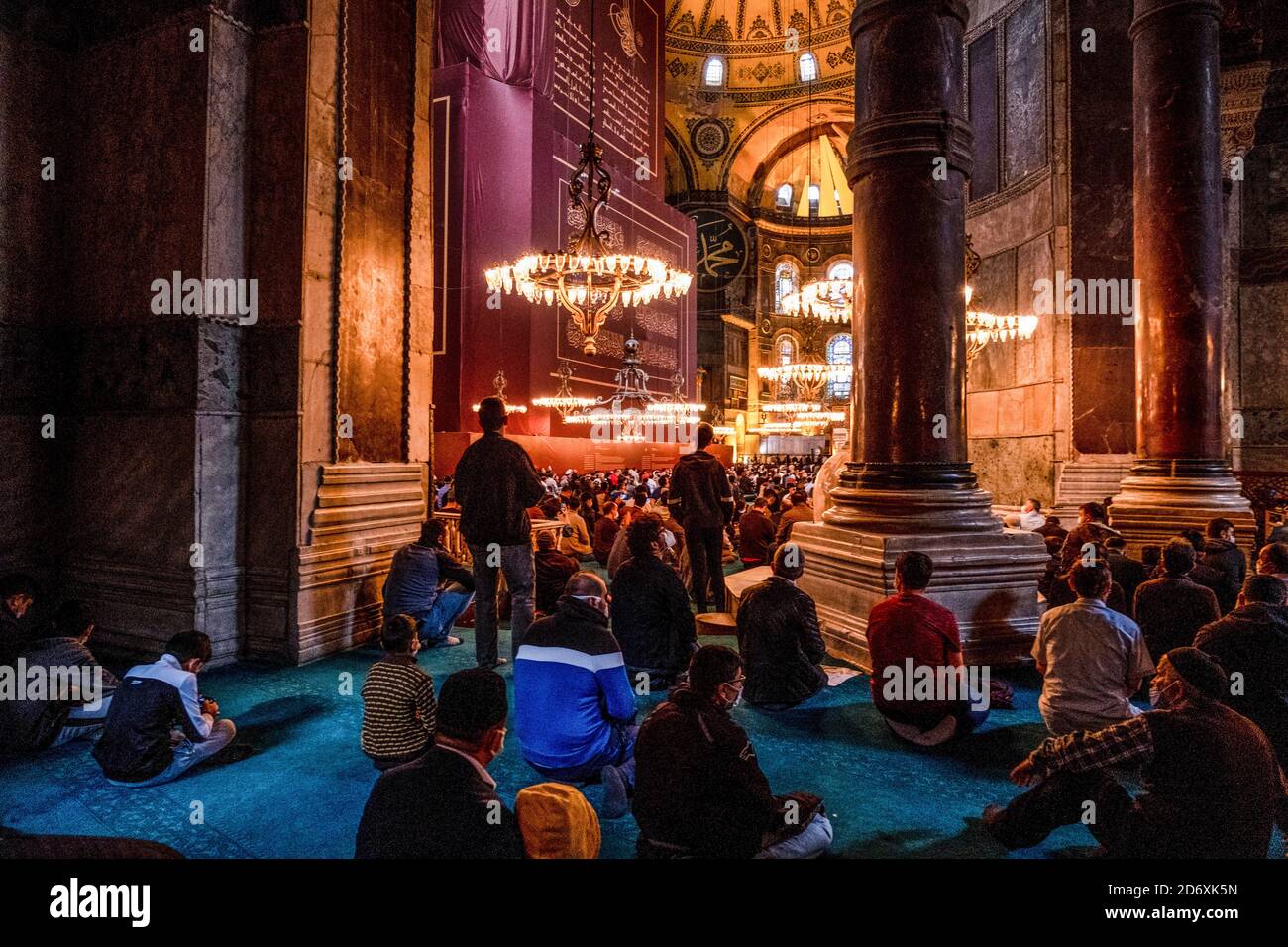Istanbul, Turchia. 18 Ott 2020. Persone che pregano alla moschea di Santa Sofia. A seguito della decisione del Consiglio di Stato turco del 10 luglio, lo status di museo è stato annullato e trasformato in moschea. Credit: SOPA Images Limited/Alamy Live News Foto Stock