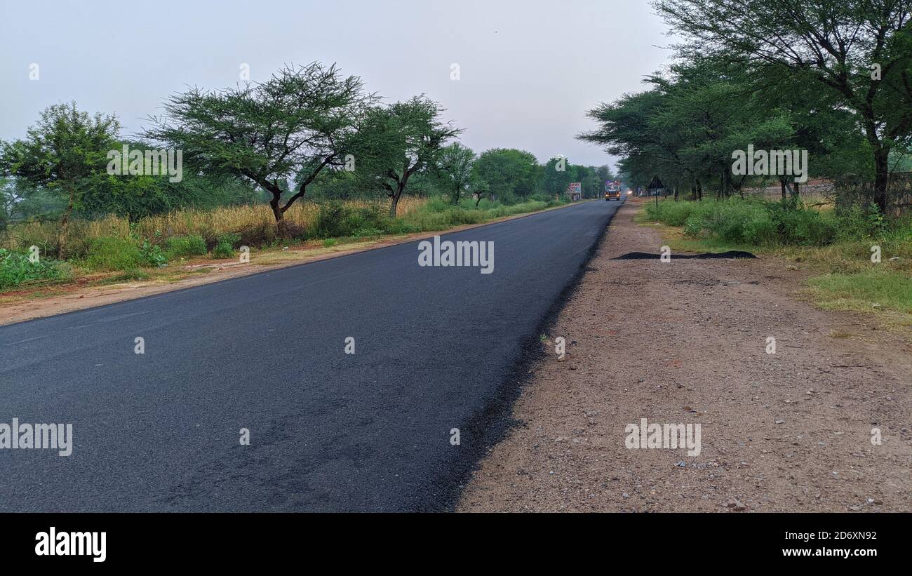 18 ottobre 2020 : Reengus, Jaipur, India / campo verde e cielo blu, strada nella campagna indiana, viaggio in bicicletta, autostrada India, paesaggio indiano, summ Foto Stock