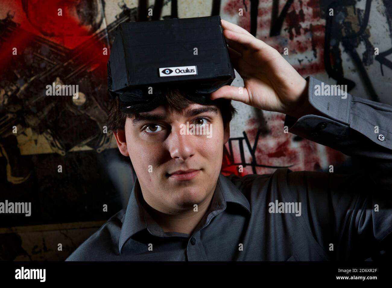 Irvine, California, Stati Uniti. 6 Feb 2013. Palmer Luckey, 20, il creatore della cuffia per videogiochi di realtà virtuale Oculus Rift che la società Oculus sta sviluppando a Irvine, California, mercoledì 6 febbraio 2013. Nel 2014, Facebook ha annunciato di acquistare la società di realtà virtuale Oculus per 2 miliardi di dollari. © 2013 Patrick T. Fallon Credit: Patrick Fallon/ZUMA Wire/Alamy Live News Foto Stock