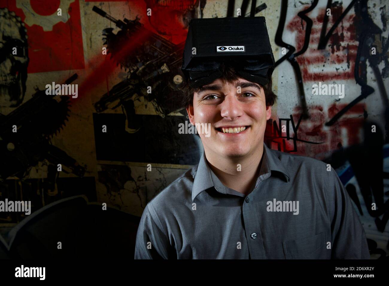 Irvine, California, Stati Uniti. 6 Feb 2013. Palmer Luckey, 20, il creatore della cuffia per videogiochi di realtà virtuale Oculus Rift che la società Oculus sta sviluppando a Irvine, California, mercoledì 6 febbraio 2013. Nel 2014, Facebook ha annunciato di acquistare la società di realtà virtuale Oculus per 2 miliardi di dollari. © 2013 Patrick T. Fallon Credit: Patrick Fallon/ZUMA Wire/Alamy Live News Foto Stock