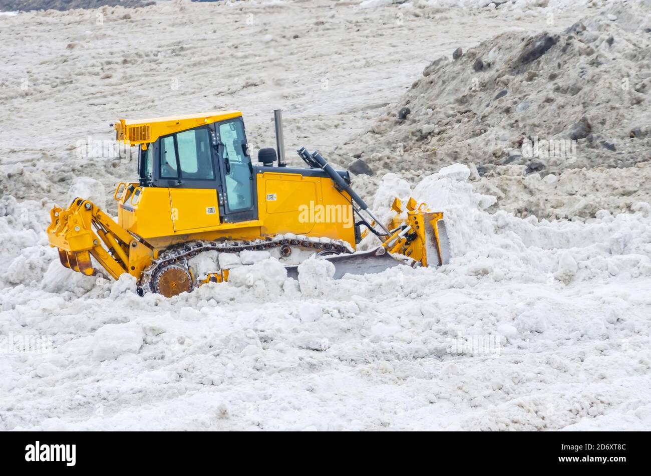 Una quantità enorme di neve dalle strade della città e la pulizia con apripista Foto Stock