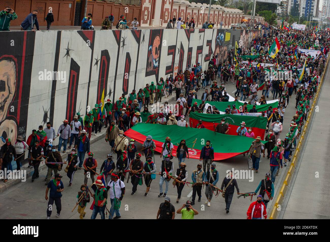 Membri di diverse tribù indigene manifestano a Plaza de Bolivar contro i massacri e l'uccisione di leader sociali, la violenza nel loro terro Foto Stock