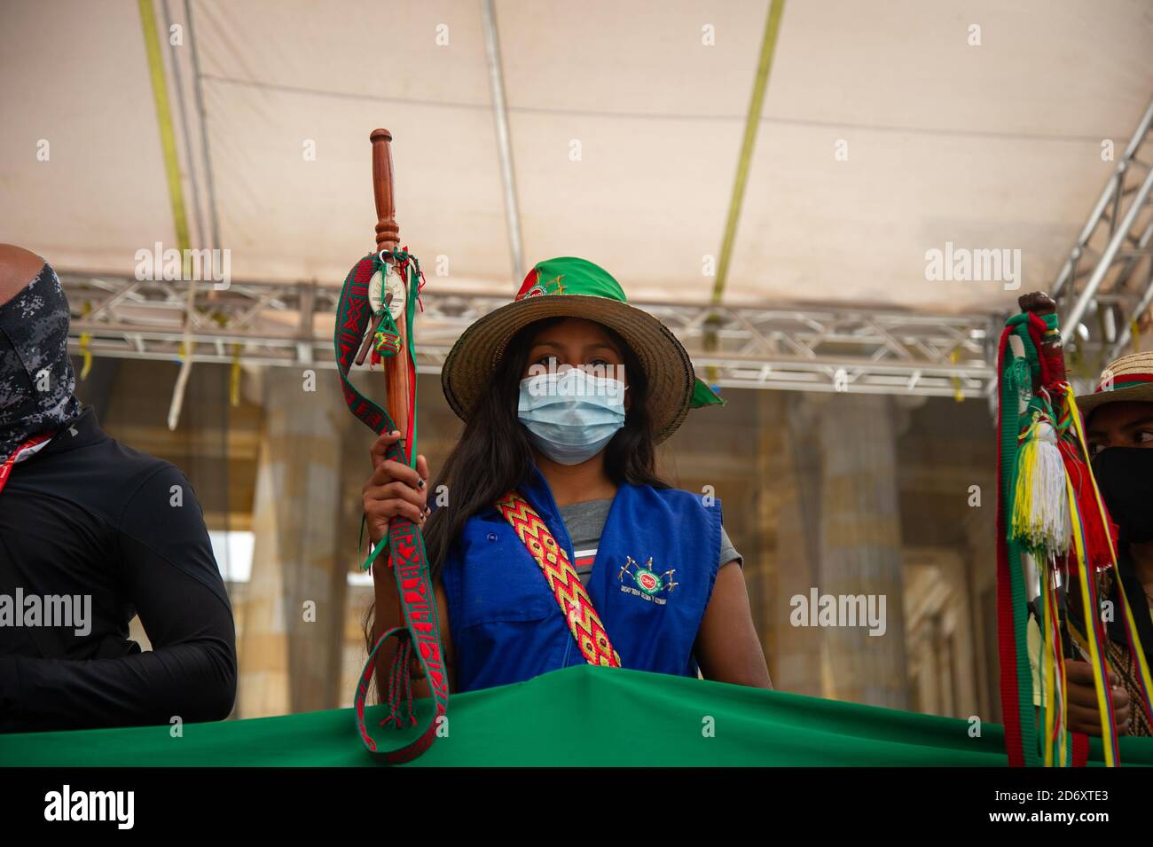 Membri di diverse tribù indigene manifestano a Plaza de Bolivar contro i massacri e l'uccisione di leader sociali, la violenza nel loro terro Foto Stock