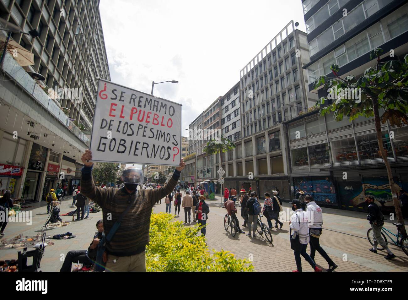 Membri di diverse tribù indigene manifestano a Plaza de Bolivar contro i massacri e l'uccisione di leader sociali, la violenza nel loro terro Foto Stock