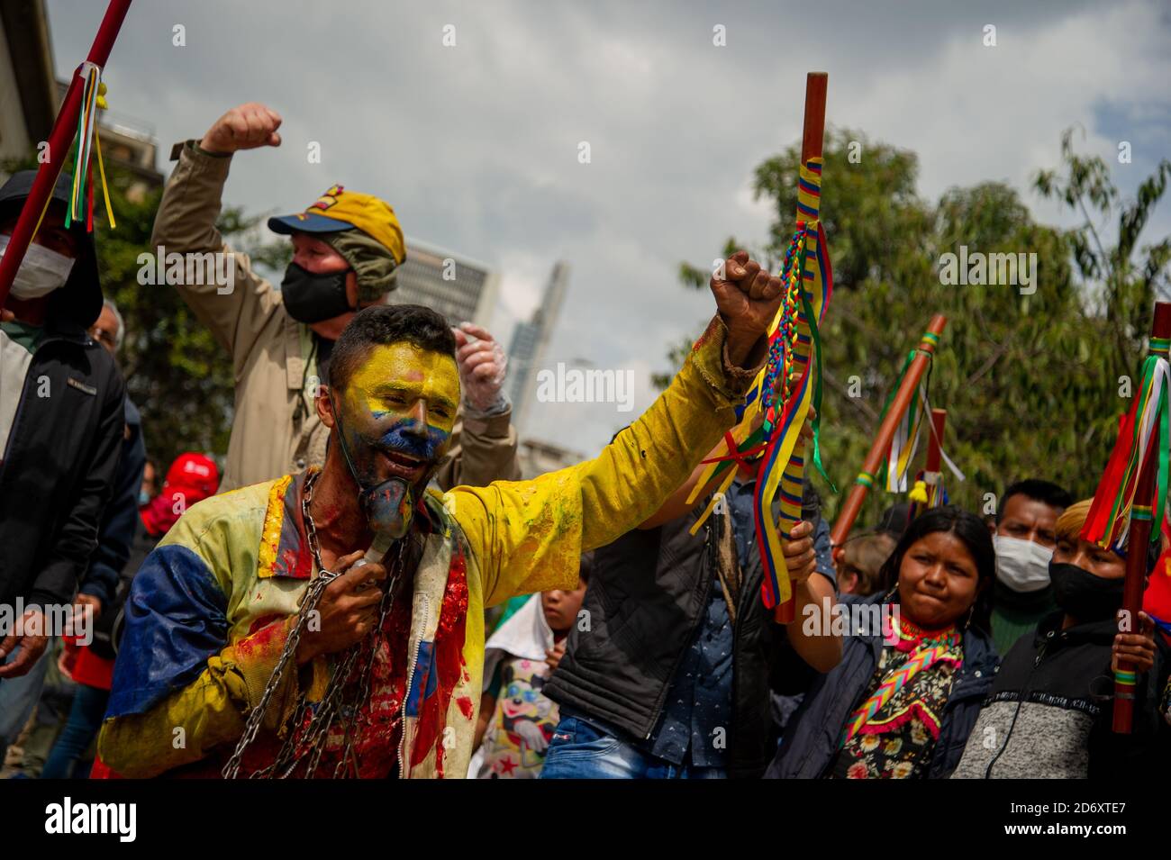 Membri di diverse tribù indigene manifestano a Plaza de Bolivar contro i massacri e l'uccisione di leader sociali, la violenza nel loro terro Foto Stock