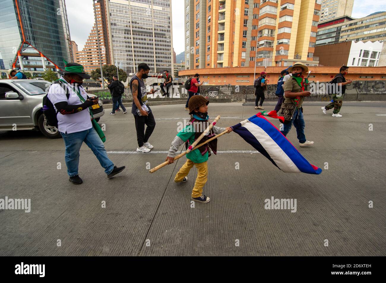 Membri di diverse tribù indigene manifestano a Plaza de Bolivar contro i massacri e l'uccisione di leader sociali, la violenza nel loro terro Foto Stock