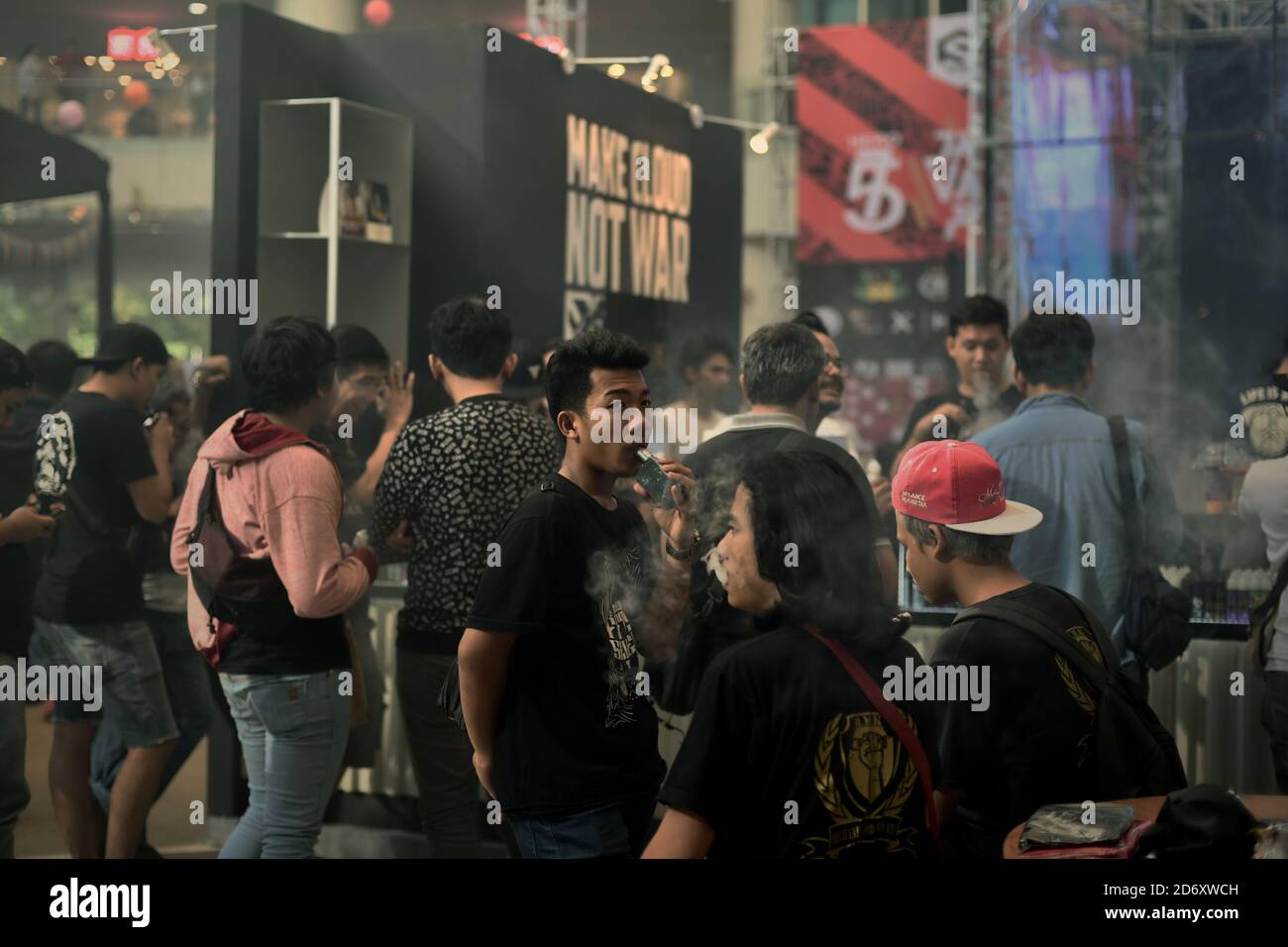 Folle durante una fiera vape a Giacarta Sud, Giacarta, Indonesia. Foto Stock