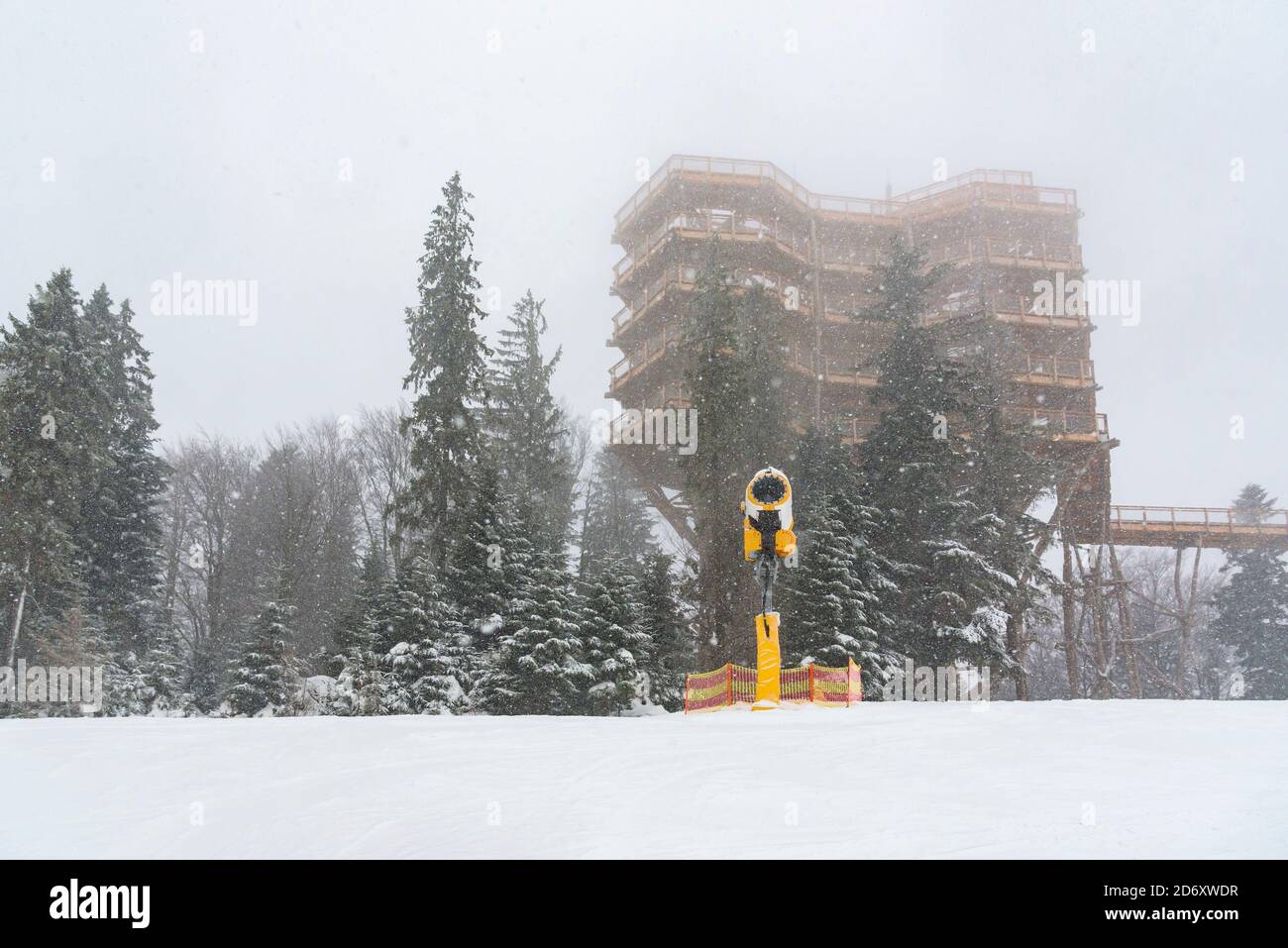 Vista innevata del cannone di neve di fronte alla torre di osservazione presso la stazione sciistica di Slowiny Arena, Krynica Zdroj, Polonia Foto Stock