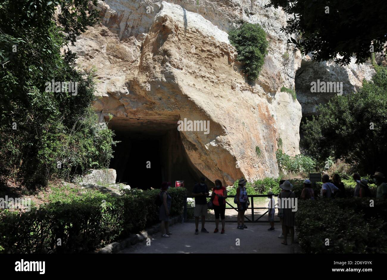 Siracusa - Turisti alla Grotta dei Cordari Foto Stock