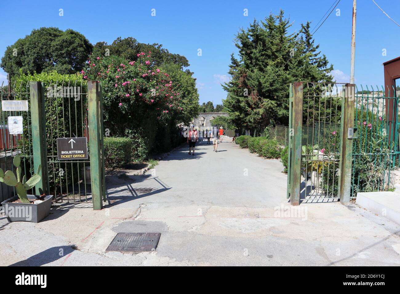 Siracusa - cancello di ingresso del Parco Archeologico della Neapolis Foto Stock