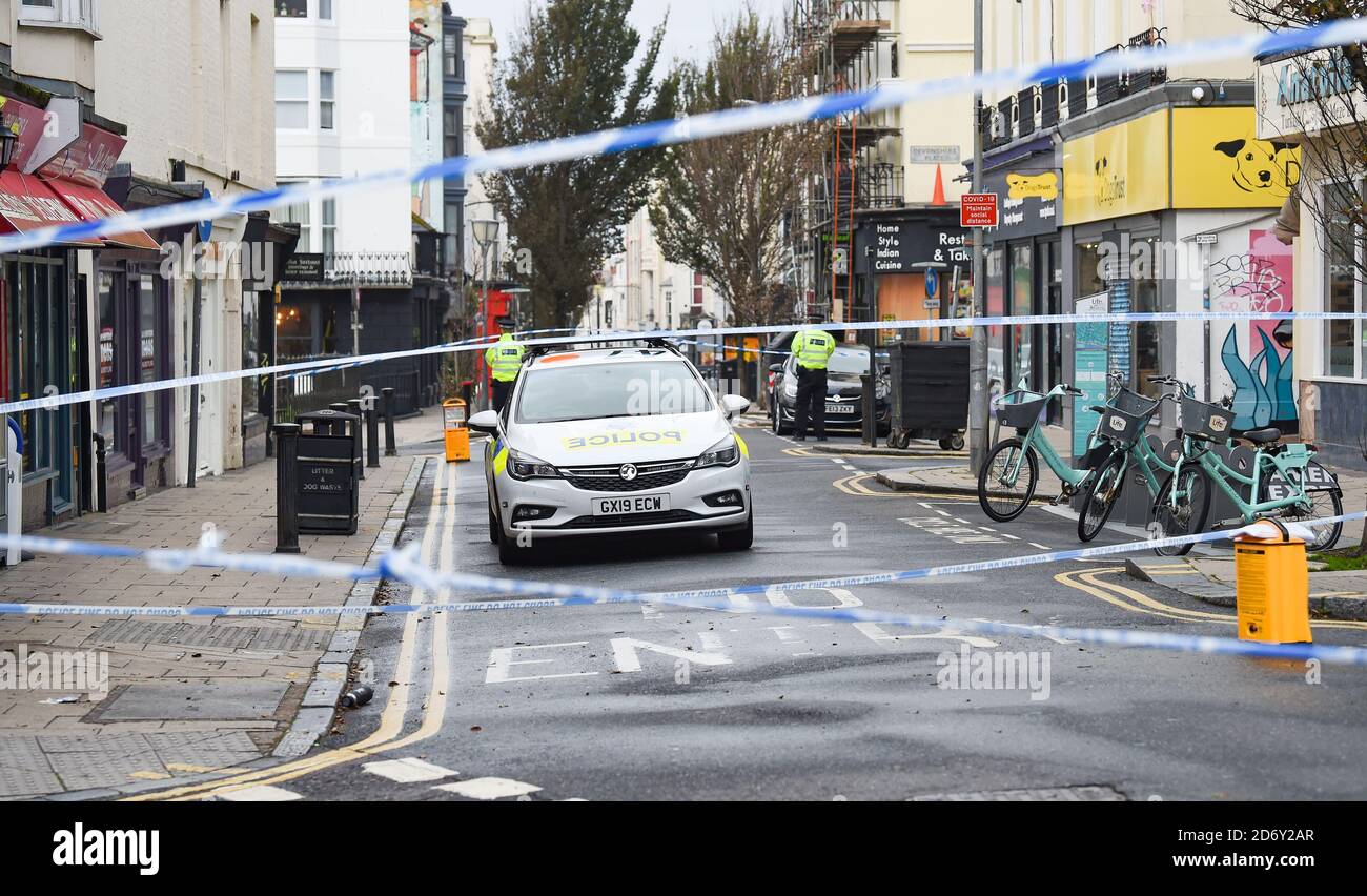 Brighton UK 20 ottobre 2020 - la polizia sta ancora perdonando un'area di St James's Street a Brighton dopo un grave incidente avvenuto il giorno prima, quando un assalto armato ha avuto luogo con sparatorie che sono state ascoltate. : Credit Simon Dack / Alamy Live News Foto Stock