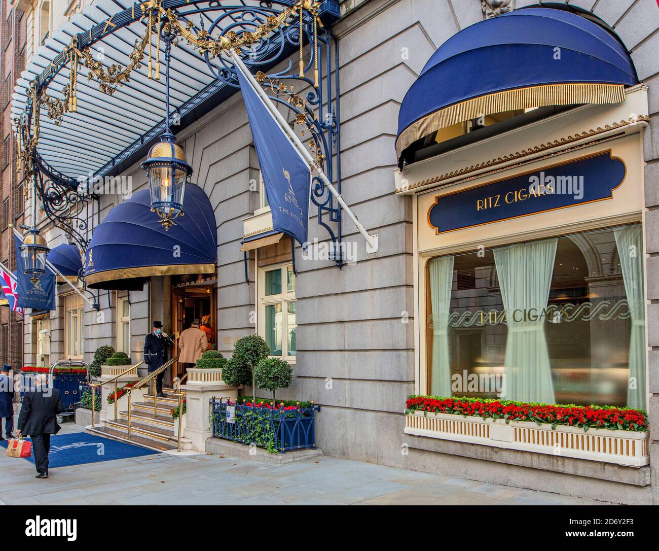 Arlington St, ingresso al Ritz Hotel di Piccadilly, Londra; un hotel a 5 stelle, aperto da Cesar Ritz nel maggio 1906; progettato da Charles Mewes. Foto Stock