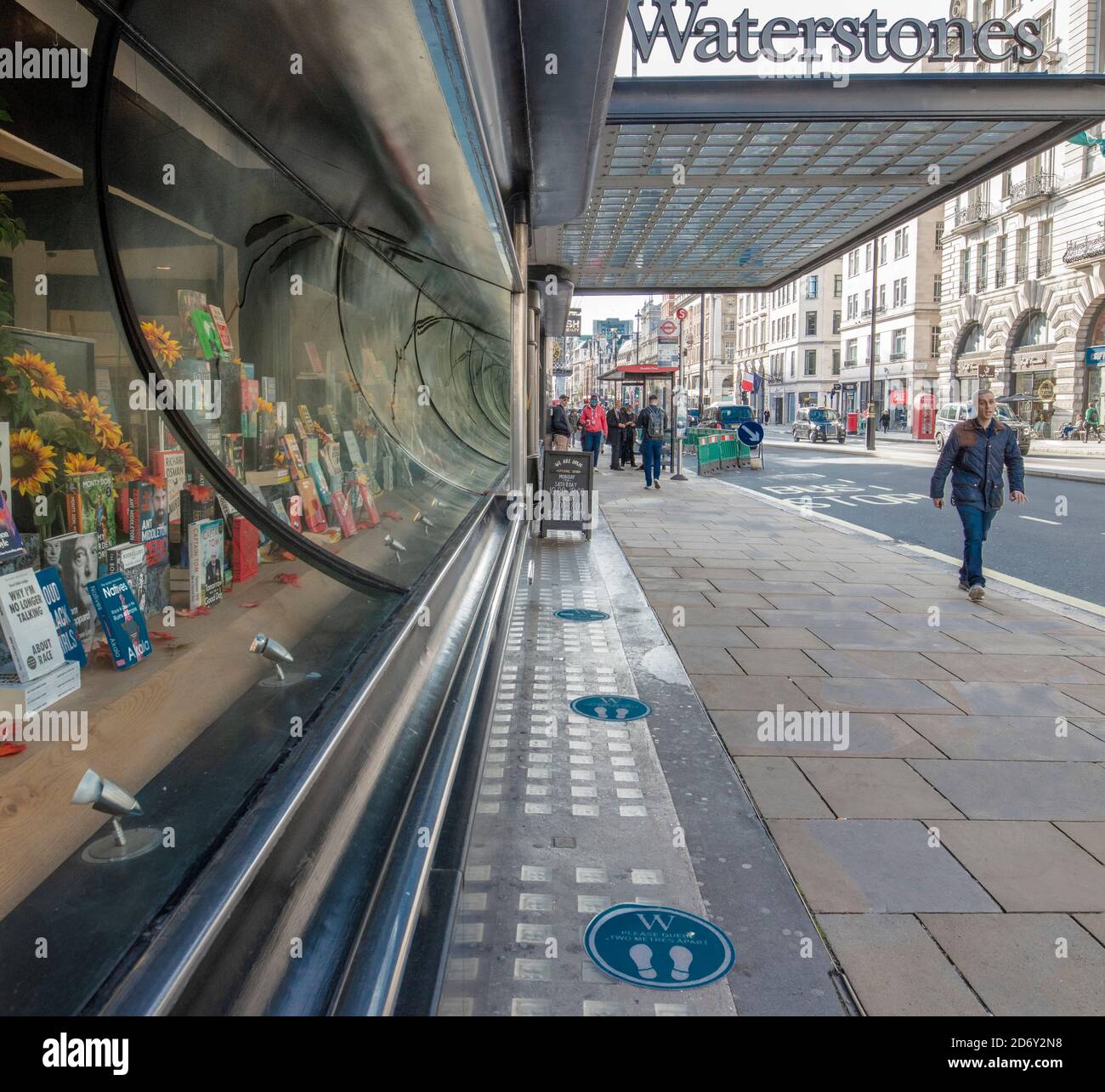 Window of Waterstone's Piccadilly, Londra (dal 1999); ex Simpsons of Piccadilly, aperto nel 1936 e dotato di vetrata curva. Foto Stock