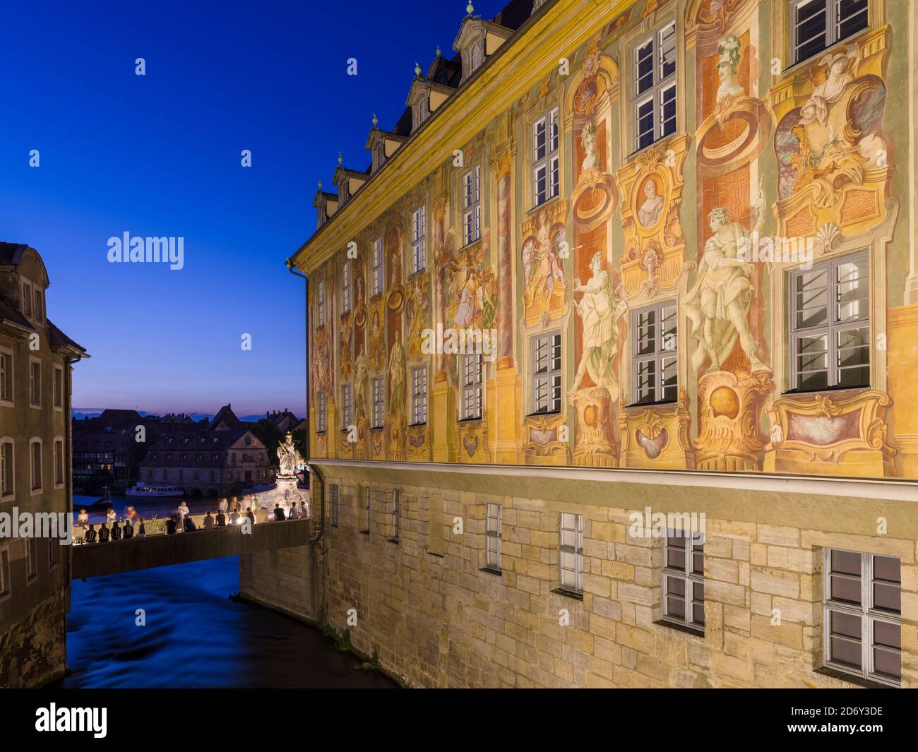 L'Alte Rathaus (Vecchio Municipio), il punto di riferimento di Bamberga. Una folla che ha una festa sulla Untere Bruecke. Bamberga in Franconia, una parte della Baviera. Il Foto Stock