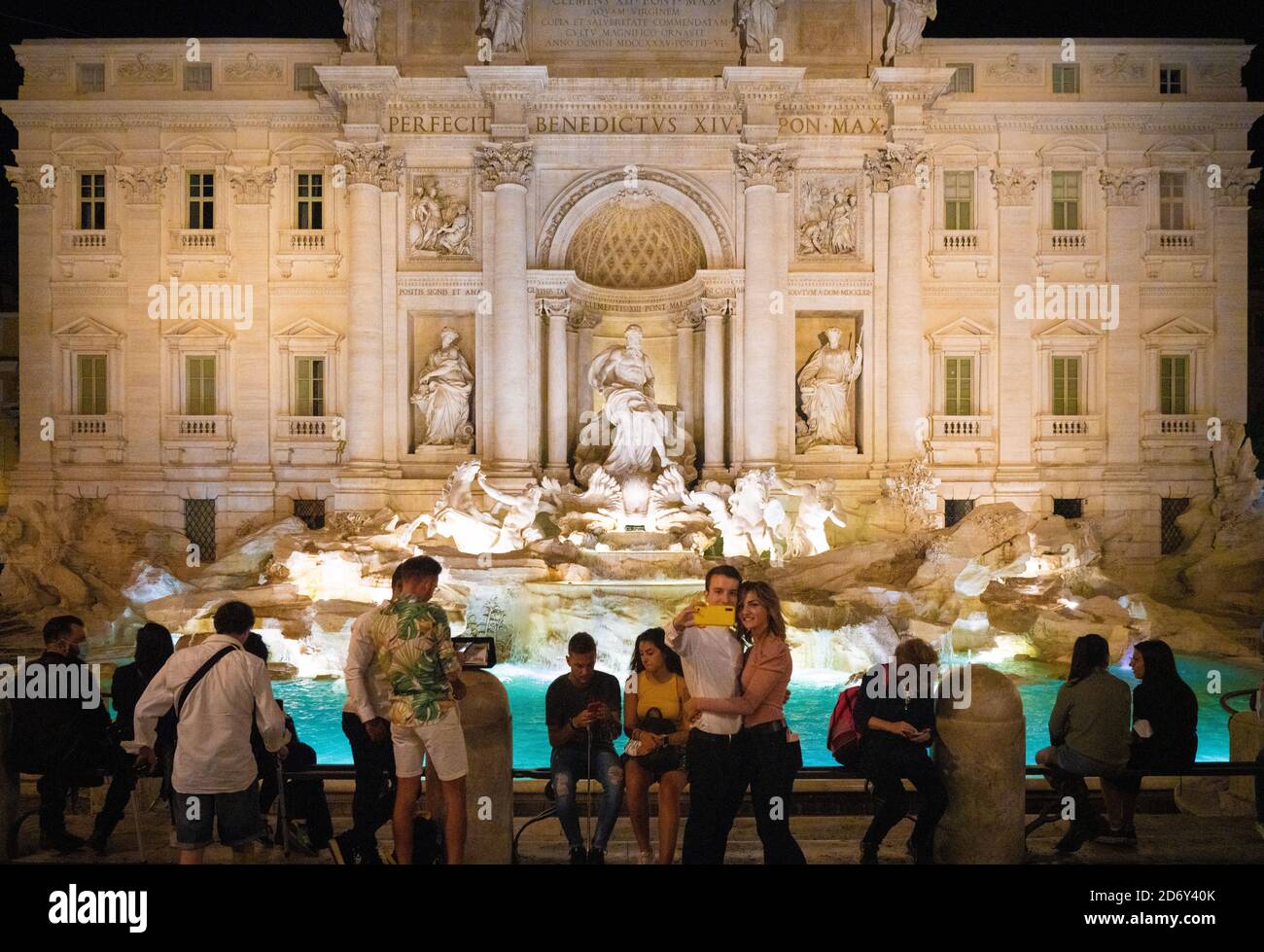 Una vista notturna della Fontana di Trevi a Roma. Da una serie di foto di viaggio in Italia. Data foto: Martedì 22 settembre 2020. Foto: Roger Garfield/al Foto Stock