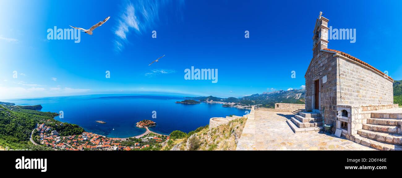 Chiesa di San Sava e panorama di Sveti Stefan, Montenegro Foto Stock