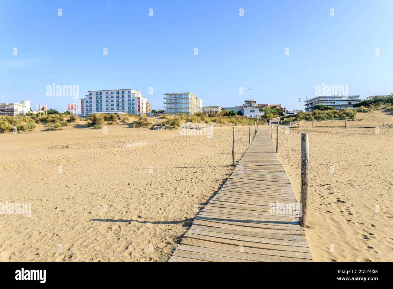 Francia, Loire Atlantique, Saint Brevin les Pins, spiaggia di sabbia ed edifici sul lungomare // Francia, Loire-Atlantique (44), Saint-Brevin-les-Pins, plage d Foto Stock