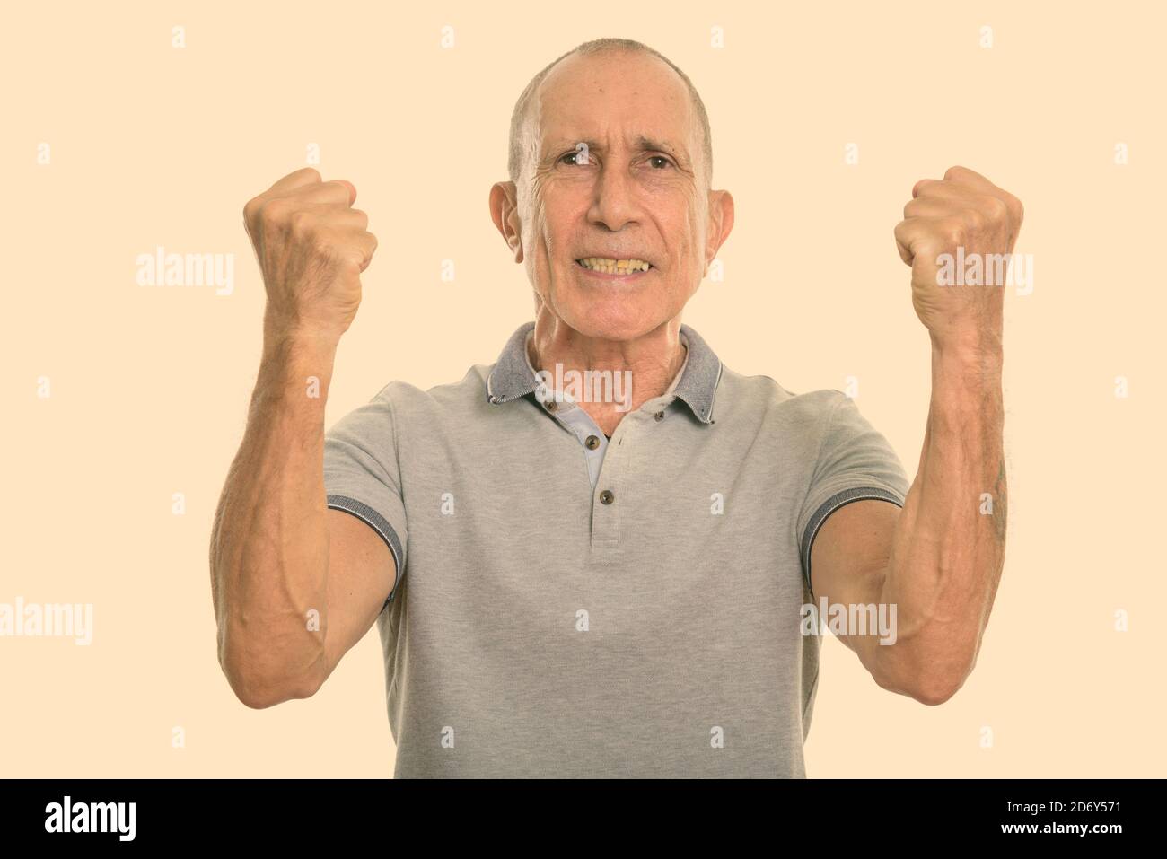 Studio shot di angry man senior con entrambe le braccia sollevate Foto Stock