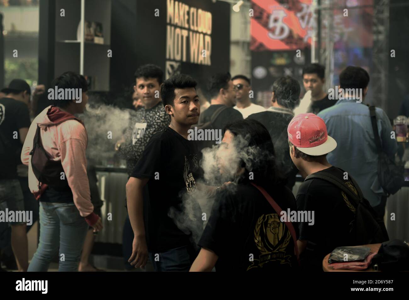 Folle durante una fiera vape a Giacarta Sud, Giacarta, Indonesia. Foto Stock