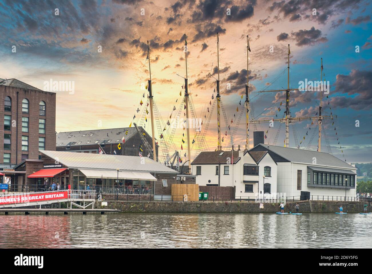 Rigging delle SS Great Britain di Brunel, il primo velico in ferro al mondo. Retroilluminata dal tramonto. Essendo Brunel Museum, Dockyard Cafe. Harbourside cucina. Foto Stock