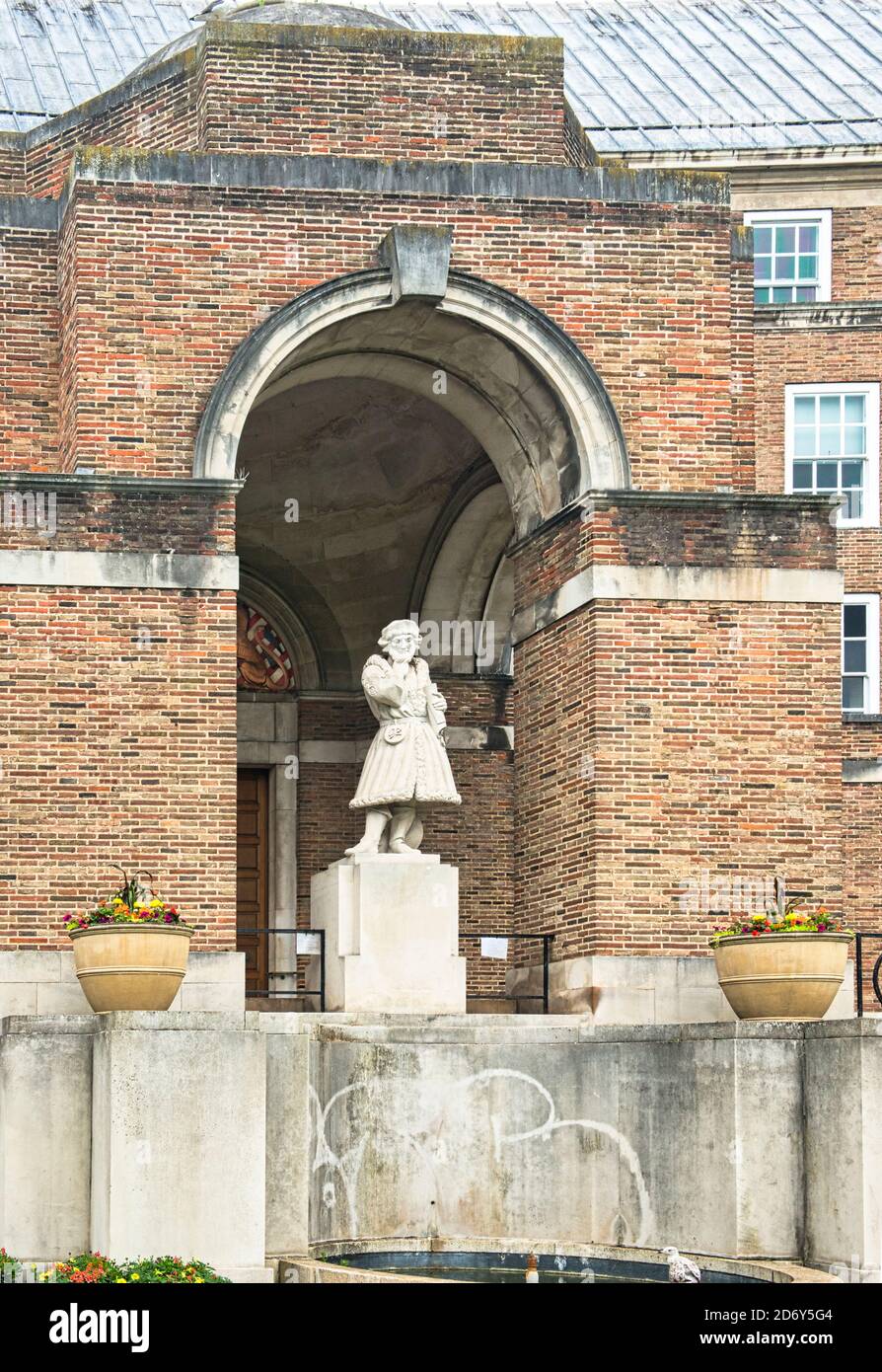Ingresso cerimoniale al Municipio, Bristol, Inghilterra; ex Casa del Consiglio. Edificio classificato di grado II. Scultura in pietra di marinaio elisabettiano. Foto Stock