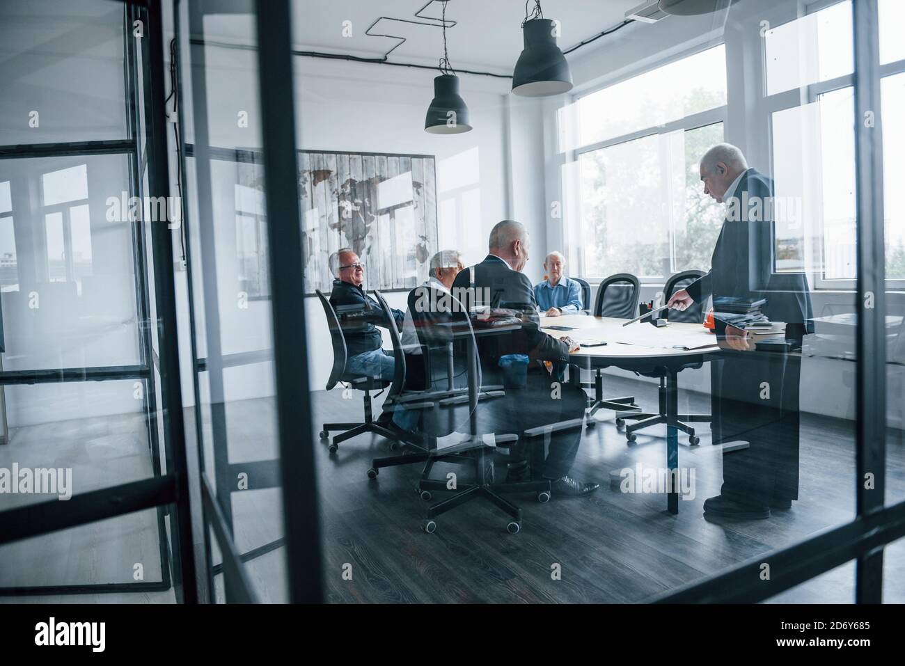 Un team anziano di architetti di uomini d'affari anziani ha un incontro in l'ufficio Foto Stock