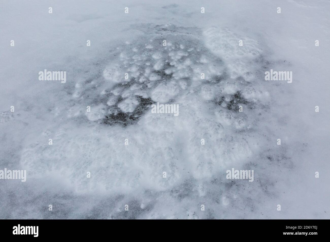 Terreno ghiacciato con consistenza di neve Foto Stock