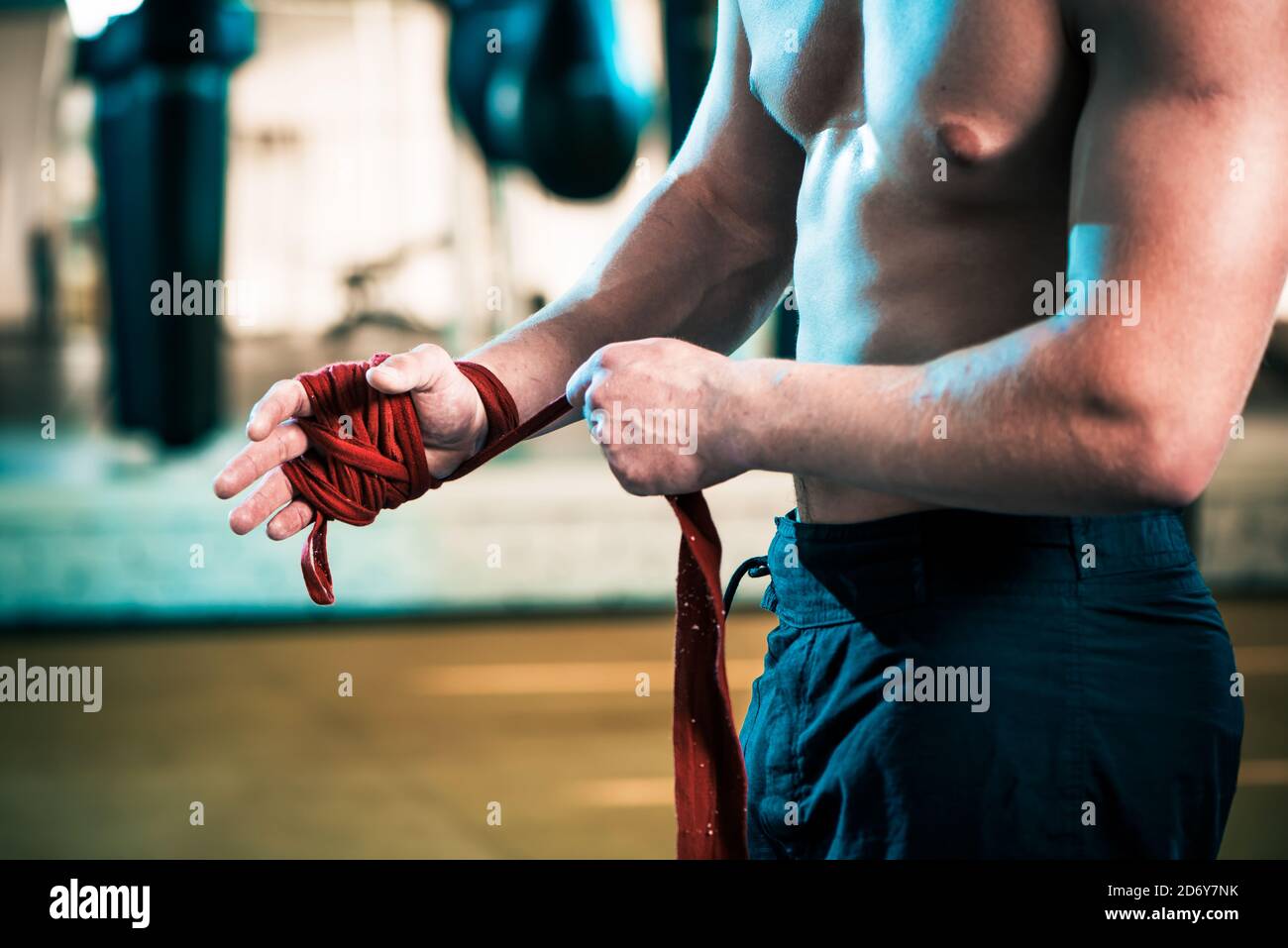 giovane sportivo che si allena con i pugni di riavvolgimento in sala di allenamento Foto Stock