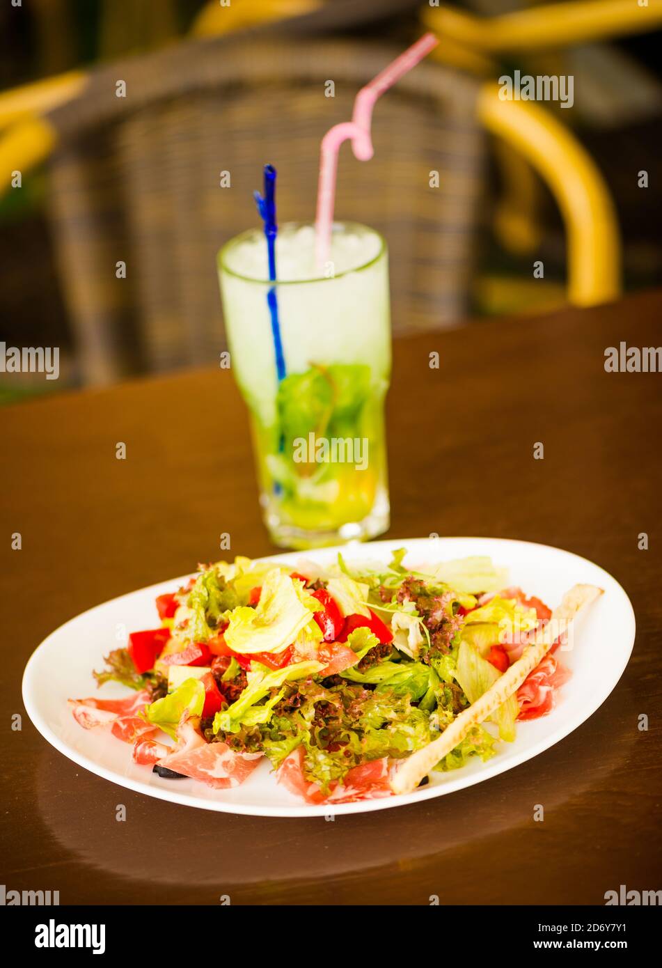 mojito fresco in bicchiere e insalata sul piatto al caffè tabella Foto Stock