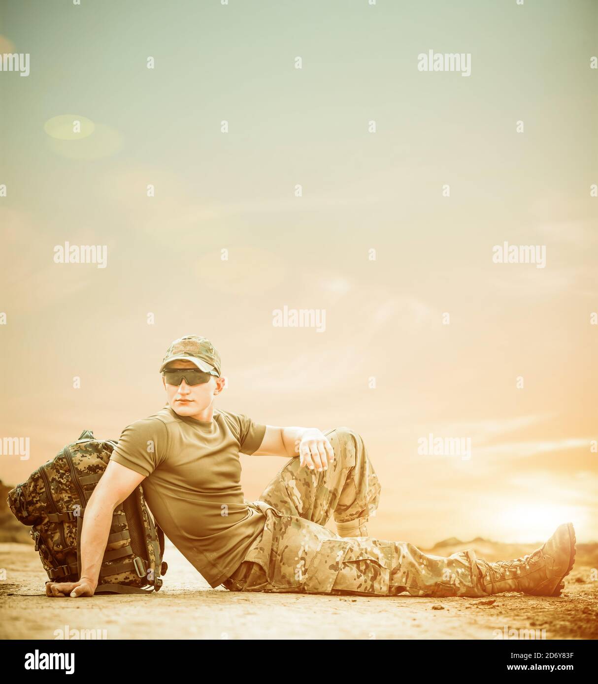 ritratto di un giovane soldato su strada polverosa con kit pacchetto Foto Stock