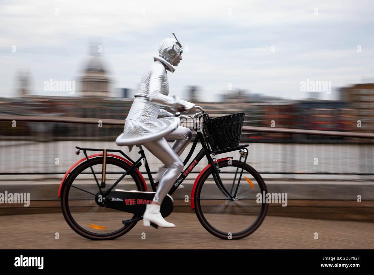 SOLO PER USO EDITORIALE. NON PER L'USO IN FRANCIA UN mostro ispirato al film B si prepara a fare consegne in bicicletta intorno a Londra per lanciare il concorso Ardbeg 'Monster Night in'. Foto Stock